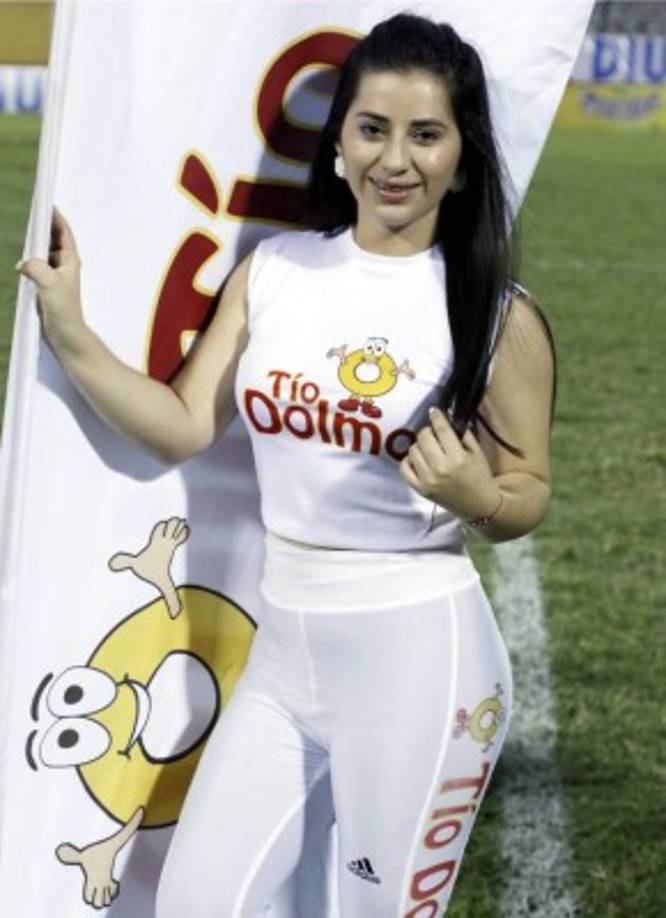 Una bella edecán que estuvo en el partido Honduras Progreso-Vida.