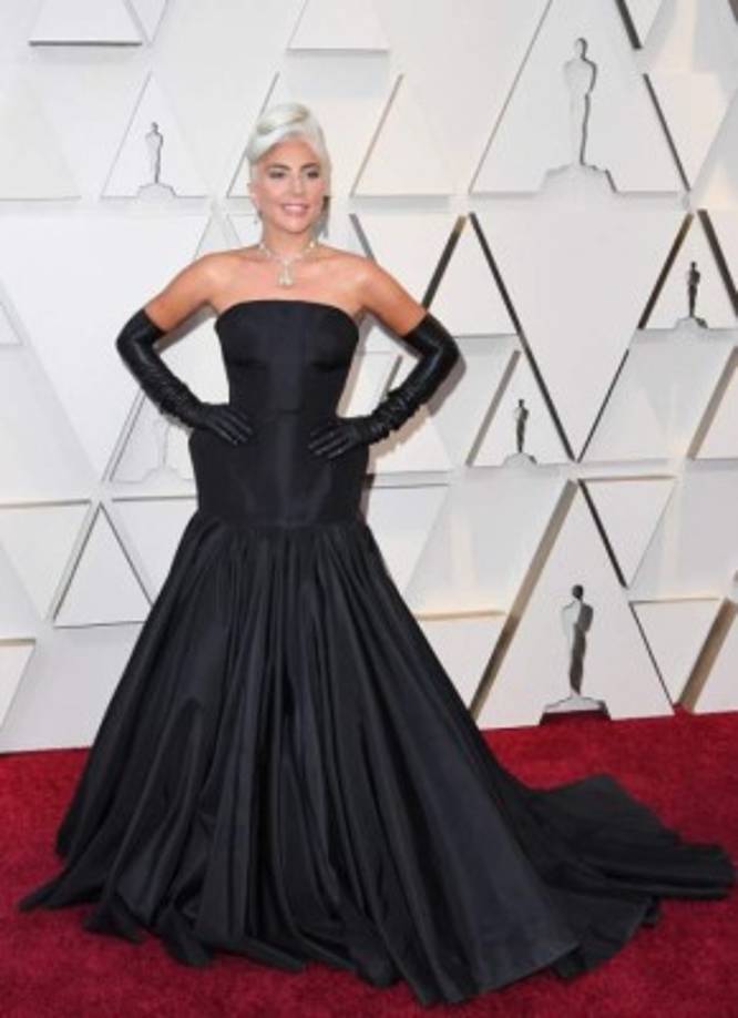 Lady Gaga no dejó su excentricismo de lado, pero se las ingenió para igual lucir como todo una diva.