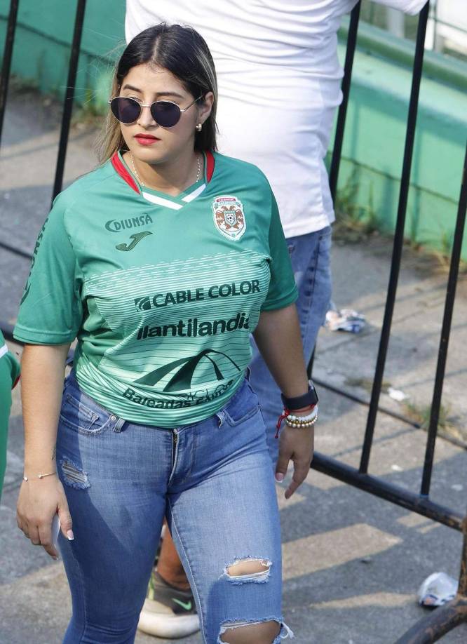 Una bella aficionada del Marathón que llegó a apoyar a su equipo en las semifinales contra el Olimpia.