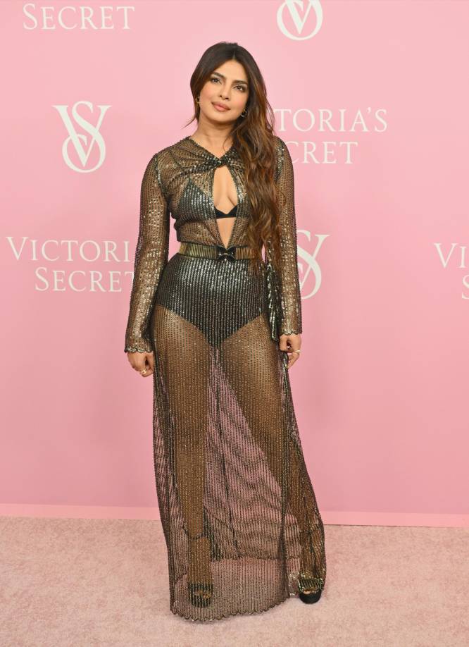 Entre las invitadas al desfile, que lucieron conjuntos lenceros, también hubo figuras del entretenimiento como la cantante Avril Lavigne, la actriz Priyanka Chopra, la tenista Naomi Osaka o la heredera e “influencer” Ivy Getty.