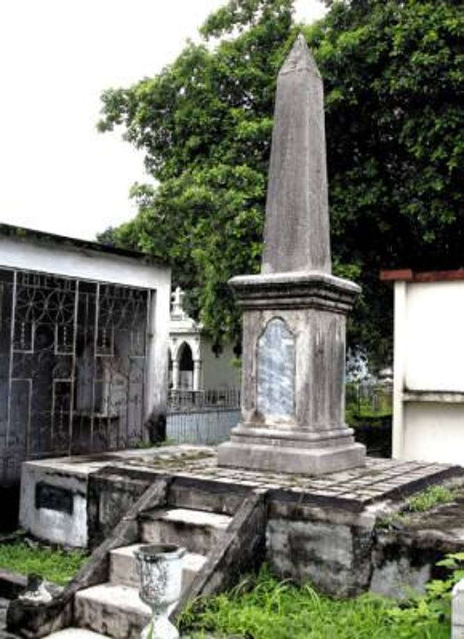 Entre las tumbas y mausoleos sobresalen los lujosamente construidos por antiguos residentes judíos, alemanes, españoles y palestinos.