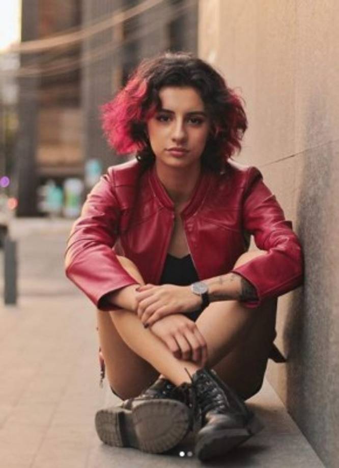 Su material desató un debate entre quienes apoyaban su manera de ver la vida y quienes la criticaban por no querer seguir con sus estudios.<br/><br/>