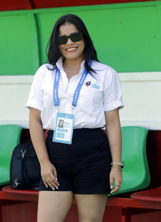 Otras chicas que estuvieron presentes en el estadio Yankel Rosenthal durante el juego Marathón-Génesis.