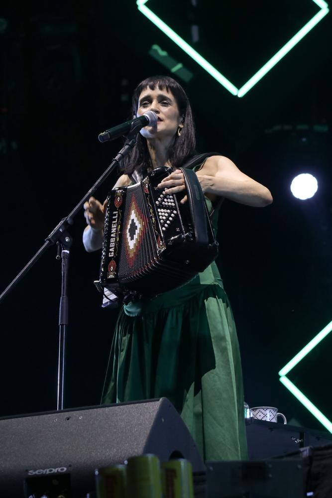 Shakira, Julieta Venegas y Grupo Firme lanzan nueva música
