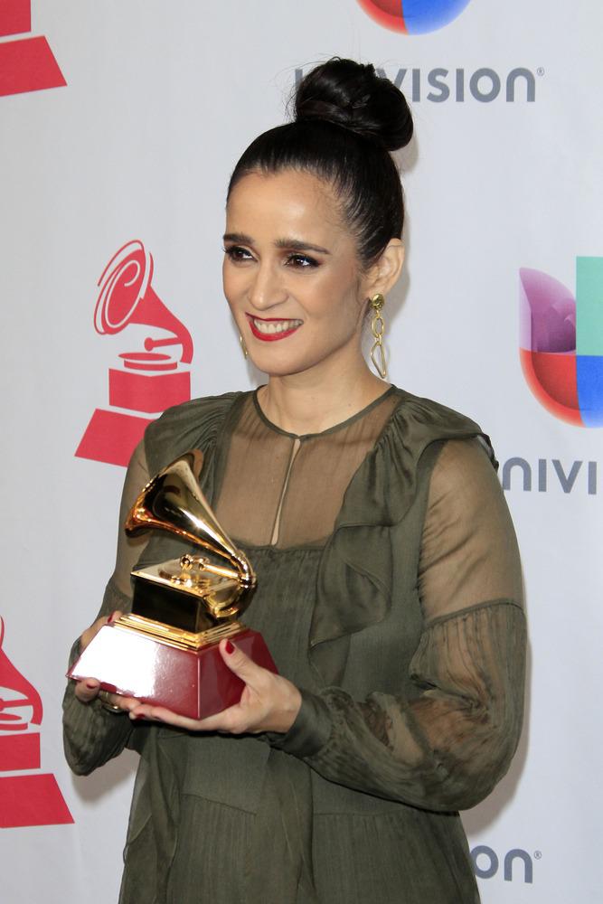 La niña futbolista: la canción de Julieta Venegas que divide en redes