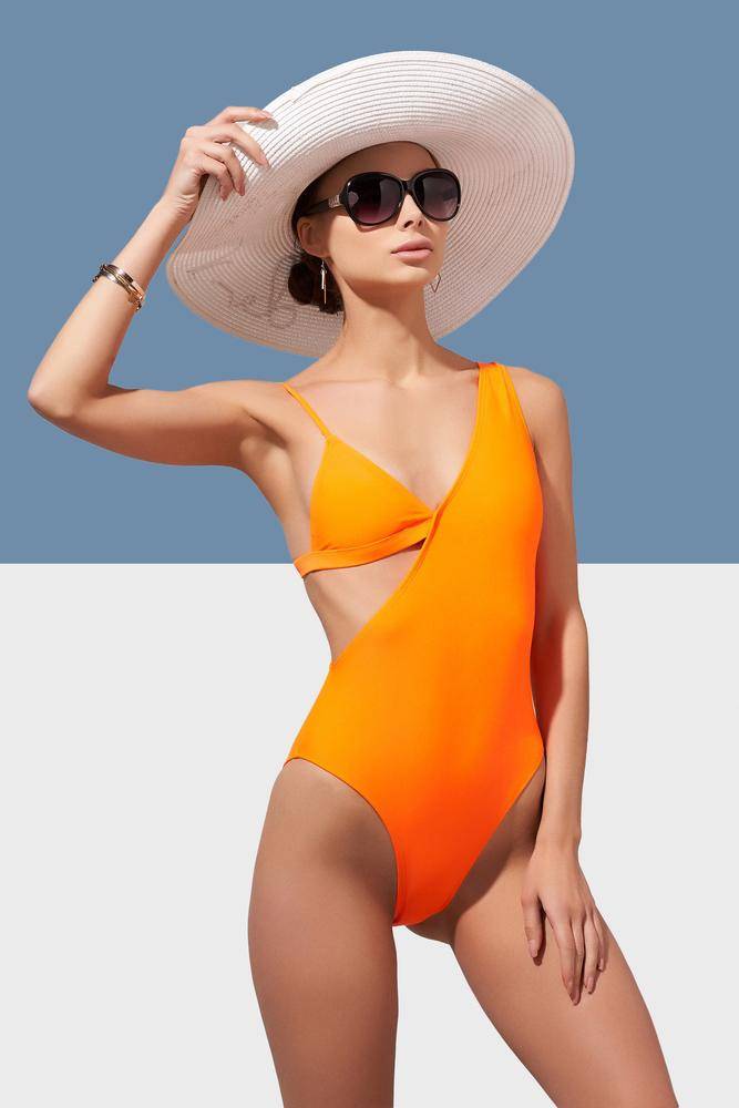 Asimétrico: Para figuras atléticas y rectangulares. Los cortes pueden añadir curvas y dan una apariencia equilibrada.