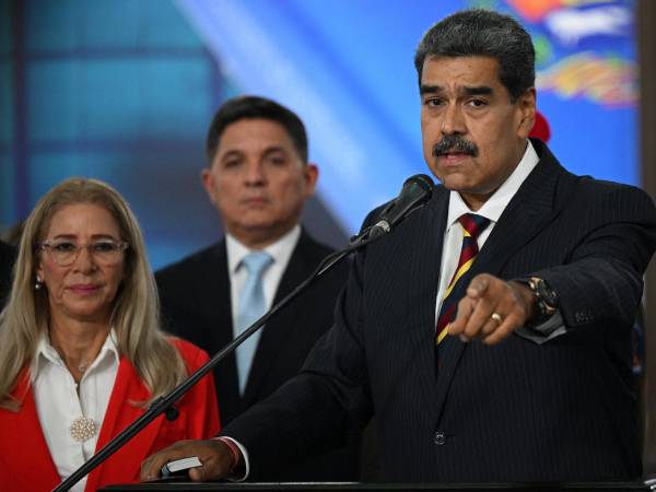 Maduro denuncia un golpe cibernético y acusa a Elon Musk, propietario de la red social X, de estar detrás de estos ataques.