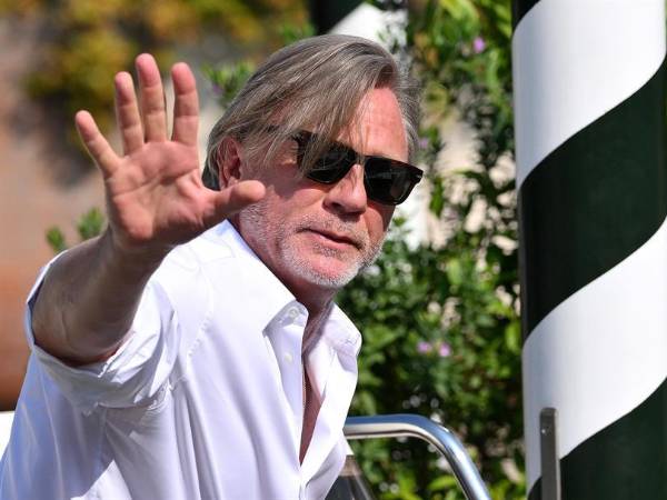 Daniel Craig es famoso en todo el mundo como el espía James Bond, pero decidió asumir el reto actoral de interpretar a un hombre gay en su más reciente película. “Ha sido un papel que nunca antes había hecho”, aseveró.