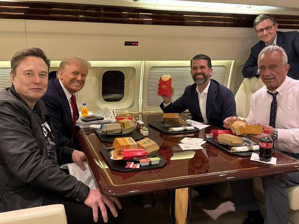 Trump Jr. compartió una imagen junto a su padre, Musk y RFK comiendo McDonalds en el avión privado del presidente electo de EEUU.
