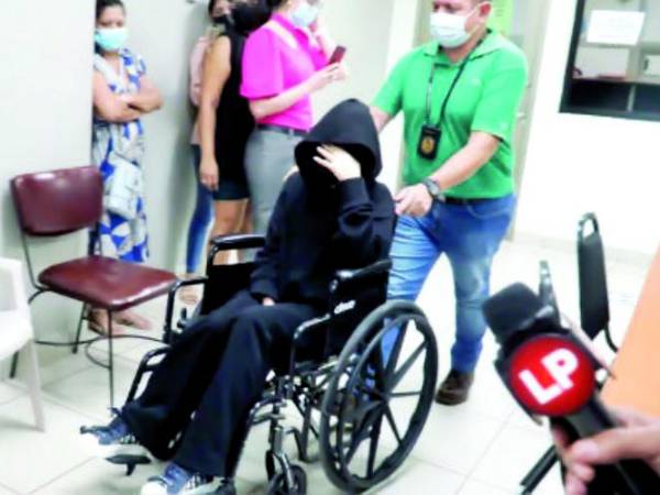 <b>La modelo y tiktoker Daniela Aldana Pinzón llegó en silla de ruedas a los juzgados en la primera audiencia el 22 de febrero de 2023.</b>