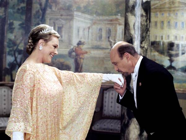 Julie Andrews y Héctor Elizondo en una escena de El Diario de la Princesa 2.