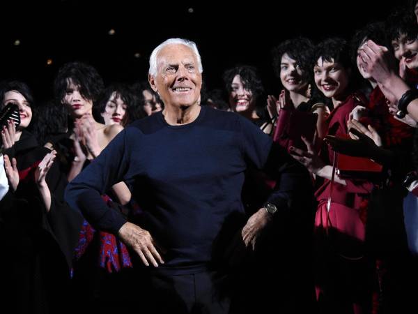 El diseñador italiano Giorgio Armani (centro) posa con modelos al final de la presentación de su colección femenina Otoño/Invierno 2015/16 para su marca Emporio Armani durante la Semana de la Moda de Milán, Italia, el 27 de febrero de 2015.