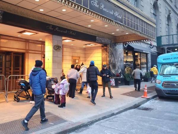 Familias migrantes son alojadas en el hotel Roosevelt de Nueva York.