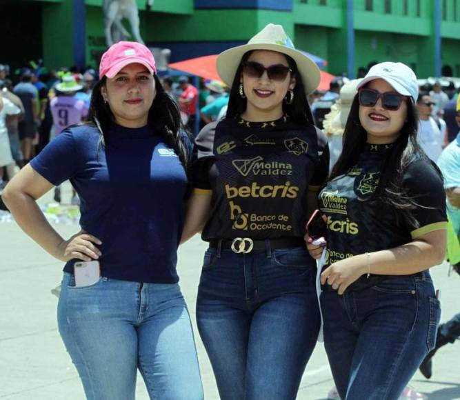 Bellas aficionadas de los Potros del Olancho FC asistieron al estadio Juan Ramón Brevé Vargas.