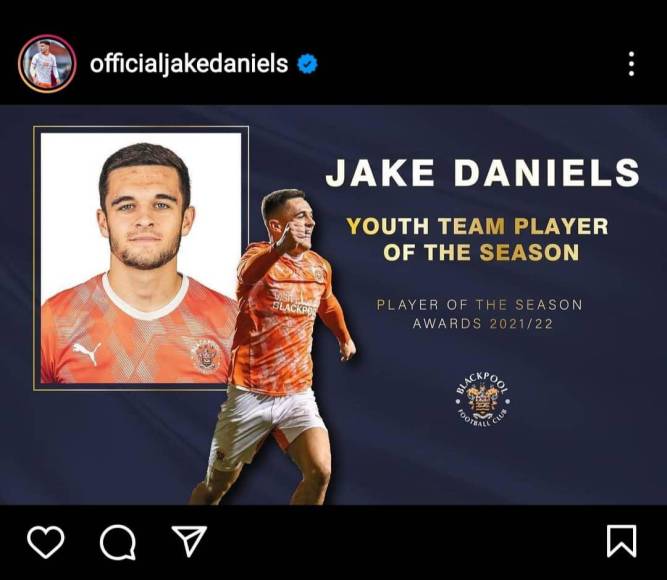 Jake Daniels milita en el Blackpool de la segunda división de Inglaterra.