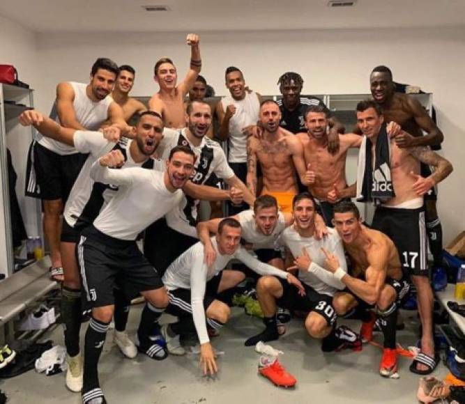 Los jugadores de la Juventus celebrando en el vestuario en San Siro. Enorme triunfo sobre el Milan.