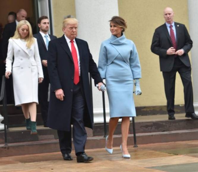 Donald Trump, y su esposa Melania, al abandonar la Iglesia Episcopal de San Juan, antes de la toma de posesión.