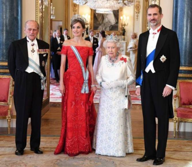 Con toda la pompa y los honores que marca el protocolo británico, la reina Isabel de Inglaterra II y el duque de Edimburgo, Philip, recibieron a los Reyes de España con un banquete de gala.