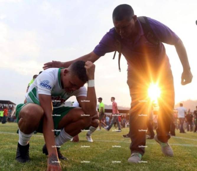 Un aficionado consolando a Kene Ulloa, el más afectado del Juticalpa FC por el descenso.