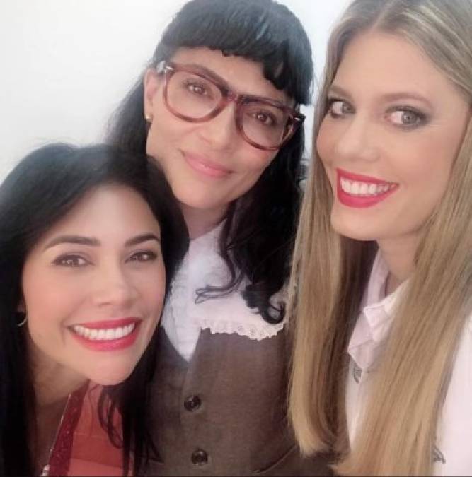 Por su parte Lorna sigue cosechando éxitos con 'Betty', a 20 años del estreno de la telenovela, la actriz se reunió con sus colegas para hacer Betty en el teatro, que reunió buena parte del elenco original de la producción creada por Fernando Gaitán. MIRA: <a href='https://www.laprensa.hn/fotogalerias/farandula/1342111-411/betty-la-fea-antes-despues-ahora-actores' style='color:red;text-decoration:underline' target='_blank'>Betty la fea: el antes y después de sus actores</a>