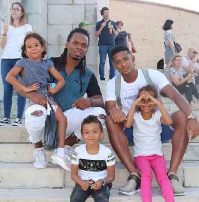 Antony Lozano, el delantero hondureño del Girona, se fue con su familia a Budapest, Hungría, en donde se reencontró con su hermano Luis Ramos.