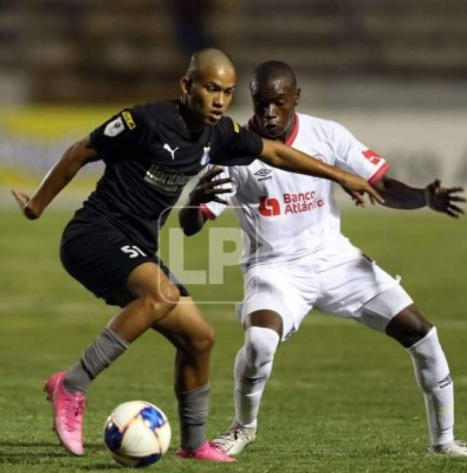 Lauro Armando Chimilio Ruiz debutó a sus 17 años con la camiseta del Olimpia. En la imagen, marcando a Tomás Sorto.