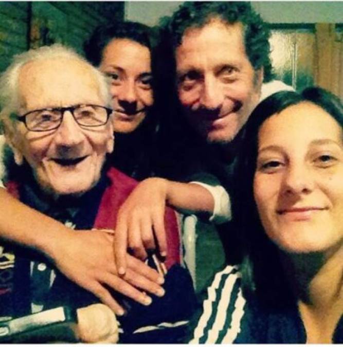 El entrenador del Olimpia sonriendo con su padre e hijas.