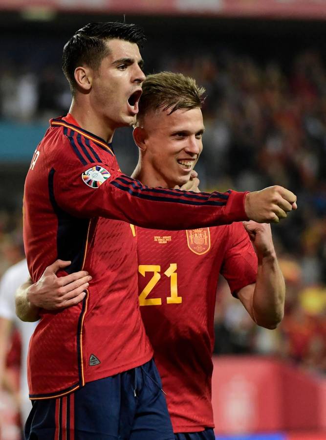 Álvaro Morata y Dani Olmo celebrando el primer gol de España.