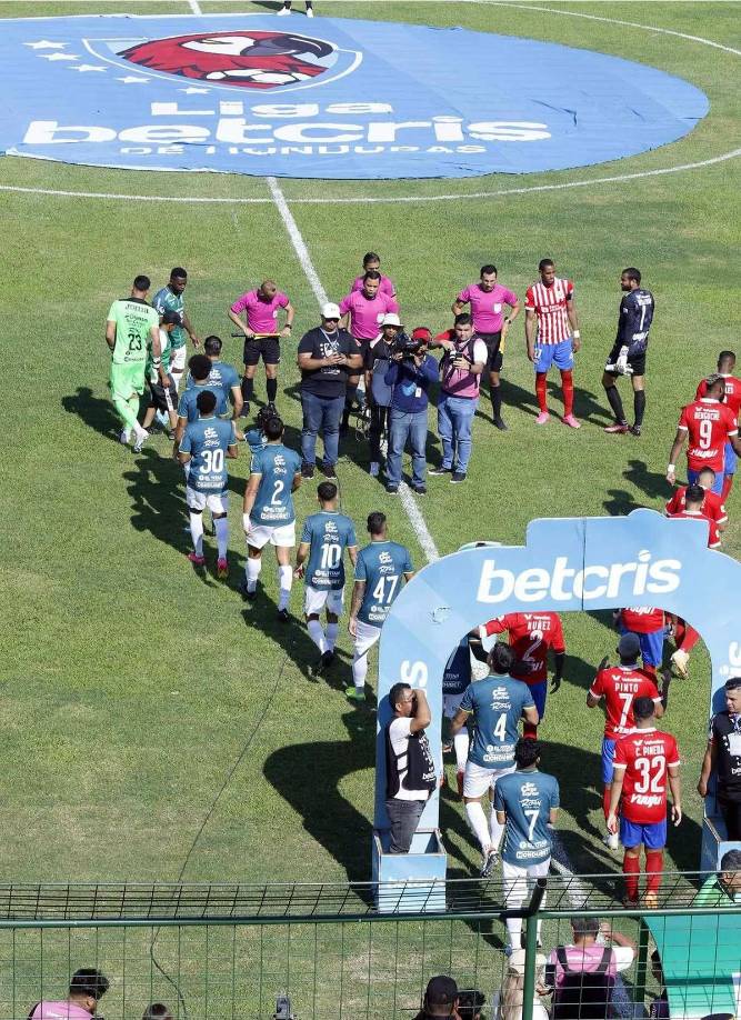 La salida de los jugadores de Marathón y Olimpia a la cancha para disputar el Clásico nacional.
