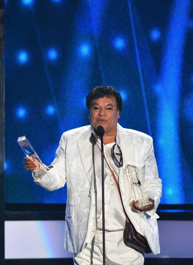 “<b>Tu amor por nosotros dejó una</b> <b>hermosa huella en nuestras vidas que nunca podríamos olvidar.... Eres muy amado y extrañado hoy y siempre. Happy Heavenly Birthday mi querido suegro ”, </b>escribió junto a una foto en blanco y negro donde aparece ella, Iván y el divo de Juárez.