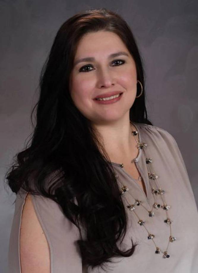 La maestra Irma García, también murió intentando proteger a sus estudiantes junto a su colega Eva Mireles. García era madre de cuatro hijos y llevaba 23 años enseñando, según su perfil escolar. “Mi tía no lo logró, se sacrificó protegiendo a los niños en su salón de clases, les ruego que mantengan a mi familia, incluida toda su familia, en las oraciones de ustedes, IRMA GARCIA ES SU NOMBRE y murió como HÉROE. ella fue amada por muchos y realmente la extrañaremos”, escribió una de sus sobrinas en Facebook.