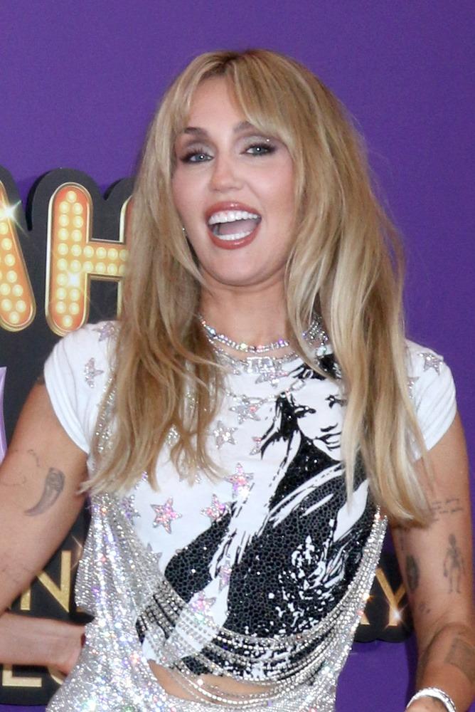 Miley Cyrus recibe estrella en el Paseo de la Fama de Hollywood