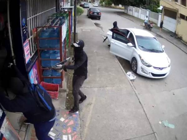 Tres hombres fuertemente armados ingresaron al supermercado y, tras el atraco, lograron huir; sin embargo, fueron capturados minutos después.