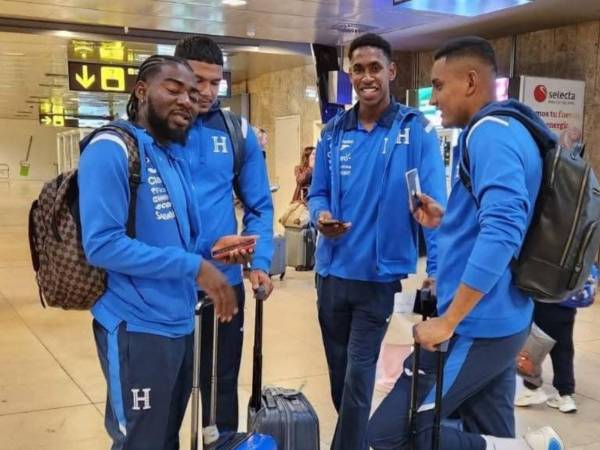 Los jugadores Búho Meléndez, Luis Ortiz, Giancarlo Sacaza y Luis Vega, todos ellos del Motagua, al momento de la llegada de la Bicolor a España.