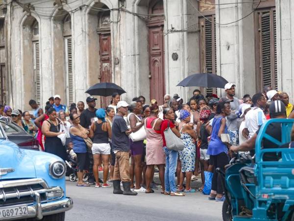 Personas esperan su turno para comprar alimentos antes que se dañen por falta de electricidad en una tienda estatal, este lunes en La Habana (Cuba).