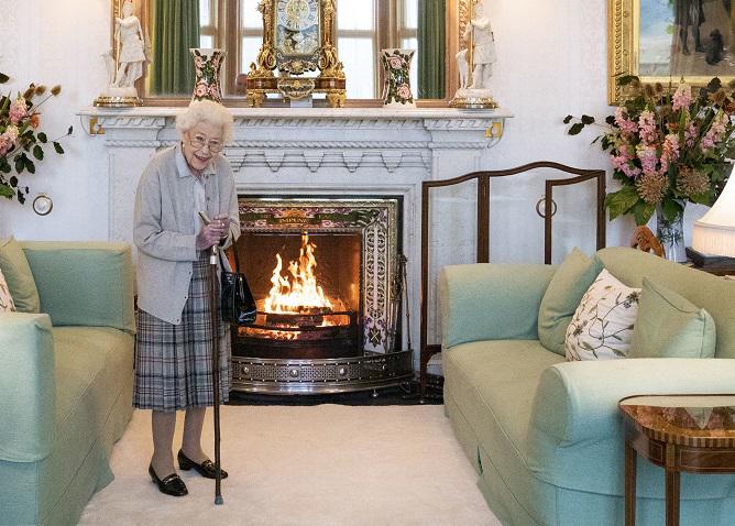 La familia real británica viaja a Escocia ante “profunda preocupación” por la salud de Isabel II