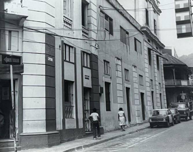 Conjunto comercial en barrio El Centro, entre 3 y 4 calle. Ahí funcionaban las oficinas de Tránsito, Gobernación y Hondutel.