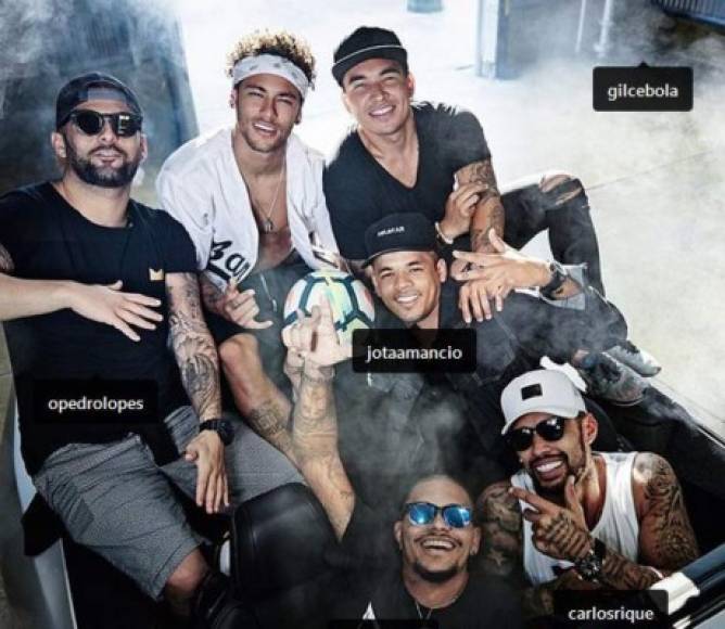 Los amigos de Neymar tienen fama, acuden a las mejores fiestas junto a figuras como Lewis Hamilton, Ronaldo o los ángeles de Victoria's Secret, viajan en los mejores yates por las aguas de Ibiza etc.