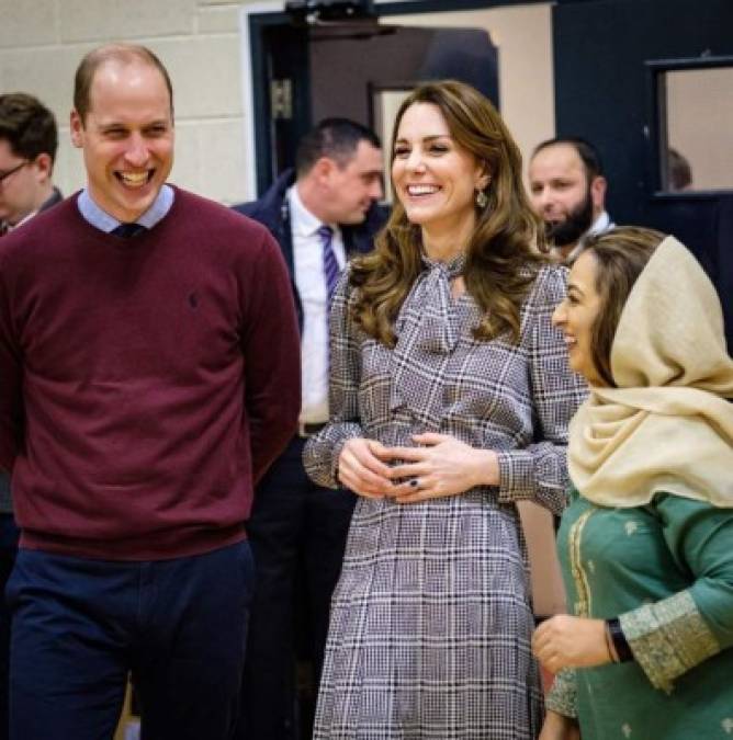 La presencia de los duques de Cambridge en Bradford se produce en una semana muy agitada para la familia real, el lunes la Reina, en reunión con el príncipe Carlos y los príncipes William y Harry, daba su visto bueno a los deseos de los Sussex de querer tener más independencia, <a href='https://www.laprensa.hn/sociales/1348517-410/reina-isabel-ii-anuncia-periodo-transicion-harry-meghan-renuncia' style='color:red;text-decoration:underline' target='_blank'>estableciendo un periodo de transición para que Meghan y Harry inicien su nueva vida.</a>