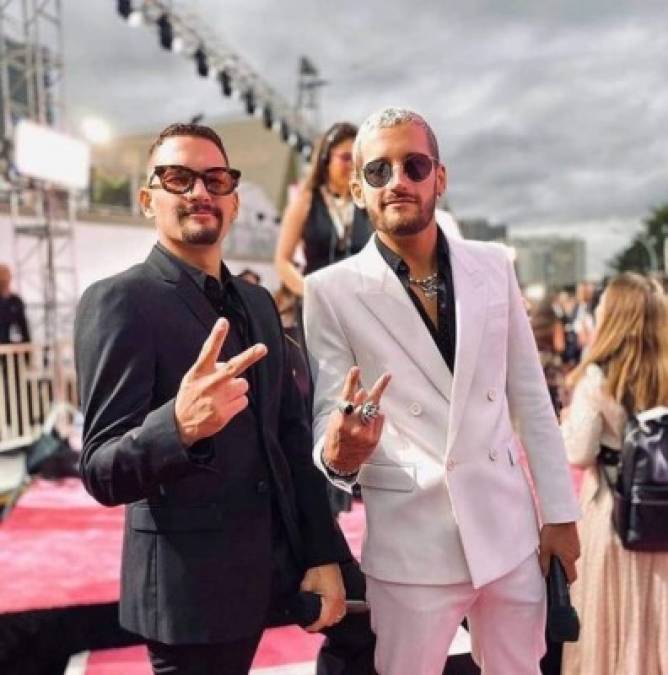 Los hermanos Mau y Ricky también se hicieron presente en la alfombra.