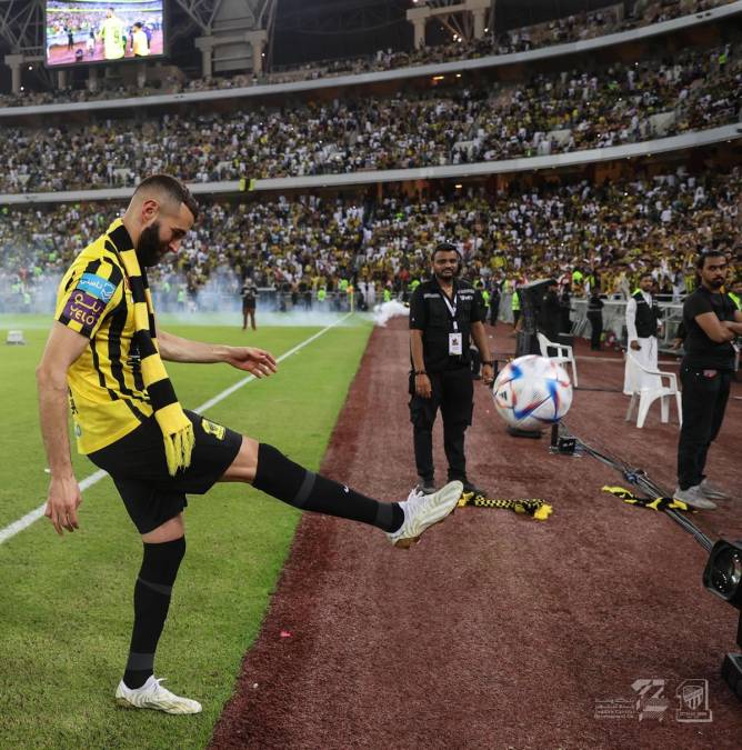 Karim Benzema regaló balones a los aficionados del Al-Ittihad.