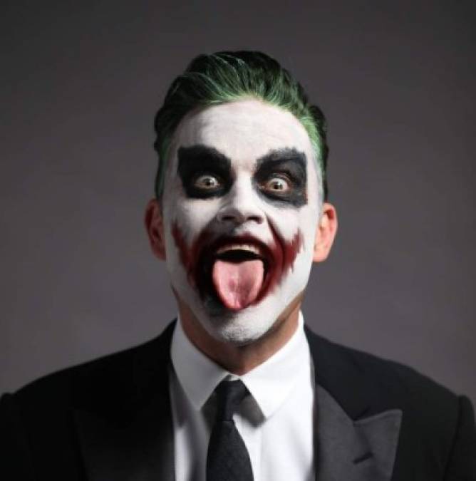 El cantante Robbie Williams adquirió el look del Joker, otro personaje del mundo de Batman.
