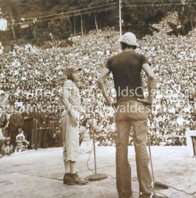 En esta imagen aparece 'El Chavo del 8' y 'Don Ramón' actuando en vivo frente a miles de personas.