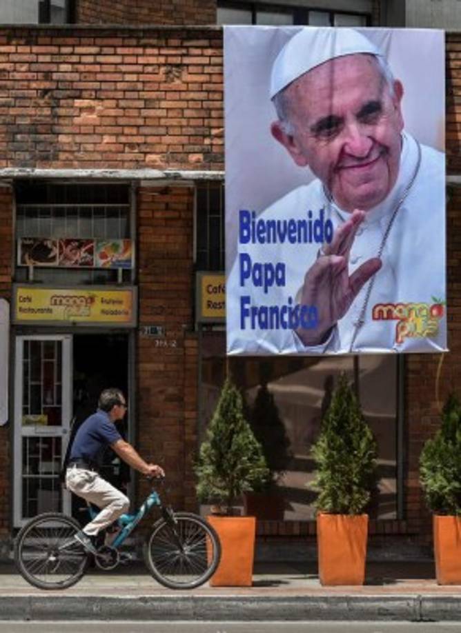 - USD 9,3 millones en organización -<br/><br/>Dispuso el gobierno colombiano para organizar la logística de la visita papal. De ese total, dos millones se destinaron tanto para Bogotá como para Medellín y 1,6 millones para Cartagena y Villavicencio. A estos recursos se suman aportes del Vaticano y donaciones.<br/><br/><br/>