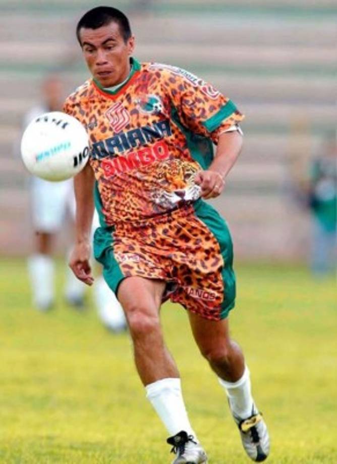 Camiseta de Jaguares de Chiapas. Esta playera utilizó el equipo mexicano en la temporada 2003, cuando pudo salvarse dramáticamente del descenso. La marca buscó emular la piel de un felino, pero la combinación resultó nefasta, más aún con el short en mismo tono haciendo juego. Fue muy criticada por la afición y objeto de burlas.