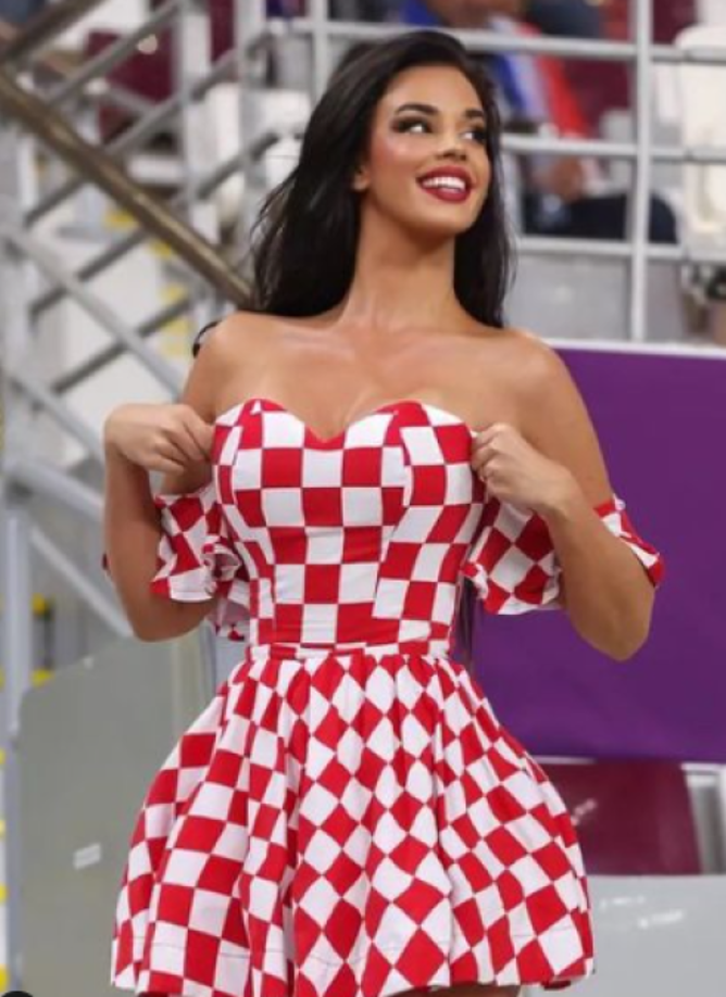 Qatar es un país estricto con la vestimenta, pero no ha sido impedimento para que Ivana disfrute de los partidos.