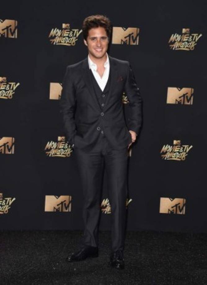 El actor mexicano Diego Boneta en un traje clásico de Dolce&Gabbana.