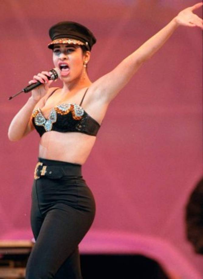 Desangrándose y siendo perseguida por Yolanda, Selena corrió hasta el lobby del lugar, donde dijo sus últimas palabras: ‘Yolanda Saldívar, habitación 158′, luego se desvaneció.