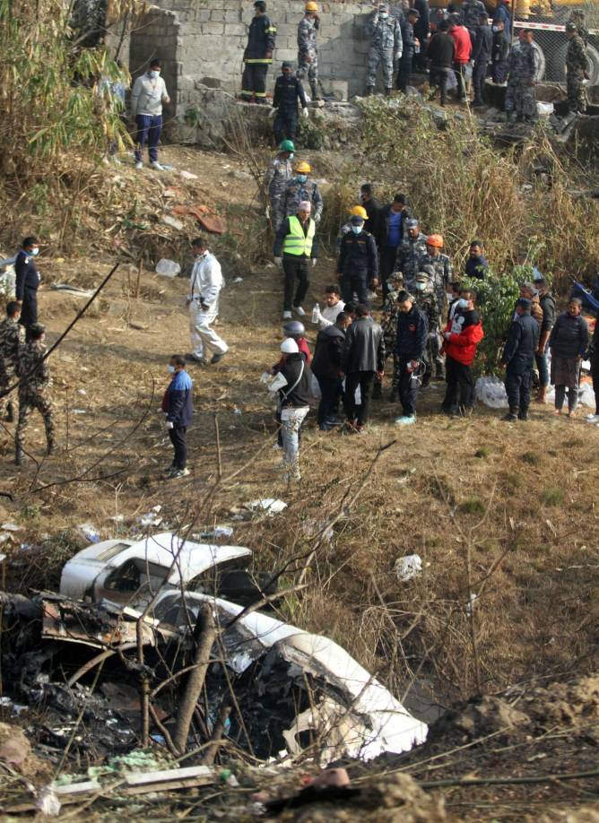 Tras el accidente, los rescatistas trataron de sofocar el fuego entre los restos del aparato, un ATR 72 propulsado por dos motores turbohélice. 