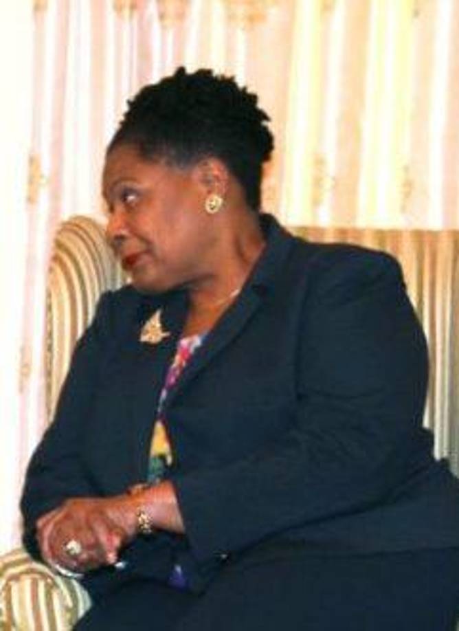 TRINIDAD Y TOBAGO: PAULA-MAE WEEKES se convirtió en presidente de Trinidad y Tobago desde 2018 hasta la fecha. A diferencia de Persad-Bissessar, que era jefe de gobierno, Weekes ostenta la jefatura del Estado. Era el caso más reciente de una mujer llegando al poder, hasta el arribo de la hondureña Xiomara Castro. 